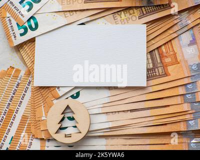 Kopierraum mit weihnachtsbaum auf dem Hintergrund von 50-Euro-Banknoten Stockfoto