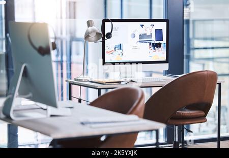 Webseitenwerbung auf dem Desktop-Monitor eines Computers in einem leeren Callcenter-Büro. Betrieb des Helpdesks zur Beratung und zum Verkauf von Produkten und Stockfoto