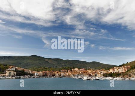 Porto Ercole Stadt , Monte Argentario , Toskana , Italien , Boote im Hafen in der Meeresbucht Stockfoto