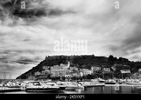 Porto Ercole Stadt , Hafen der Altstadt ,Monte Argentario , Toskana , Italien , Boote im Hafen in der Meeresbucht Stockfoto