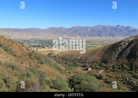 Zu Fuß in der Nähe von Kalmak Ashuu, Chong Kemin Valley, Tien Shan Mountains, Chui Region, Kirgisistan, Zentralasien Stockfoto