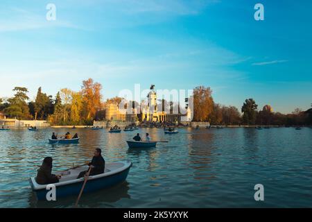 Verliebte Paare in einem retiro Park von Madrid Stockfoto