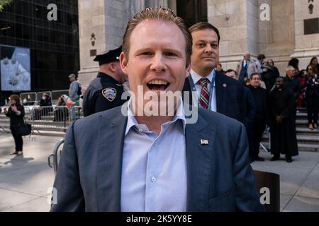 New York, USA. 10. Oktober 2022. Der Politiker Andrew Giuliani marschiert am 10. Oktober 2022 auf der Fifth Avenue in Manhattan in New York zur jährlichen Parade zum Columbus Day. (Foto von Lev Radin/Sipa USA) Quelle: SIPA USA/Alamy Live News Stockfoto