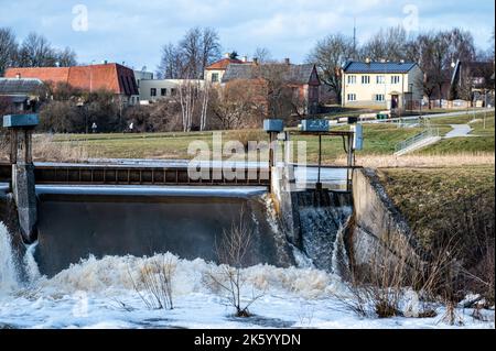 Quellflutwasser fließt über die Schleusen der Berze in Dobele, Lettland Stockfoto