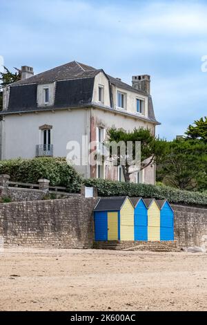 Ile-aux-Moines, in der Bretagne, Frankreich, Badehütten am Strand Stockfoto