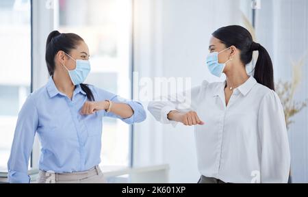 Geschäftsteam, Ellenbogenstoß und covid Sicherheit mit Mitarbeitern begrüßen, die soziale Distanz in einem Büro zu tun. Manager und Frau im Büro während des Coronavirus Stockfoto
