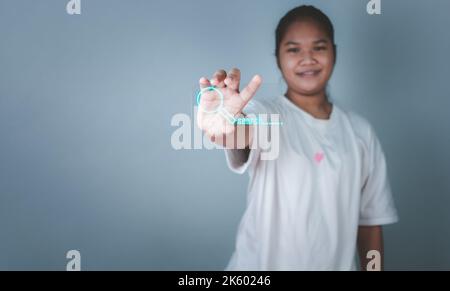 Das Konzept der Suche nach Informationen aus dem Telefonnetz. Mit, indem Sie das Telefon in der Hand und das Lupensymbol halten. Stockfoto