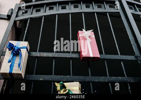 Weihnachten handgemachte Geschenkboxen Handwerk Papier in der Straße dekoriert Stockfoto