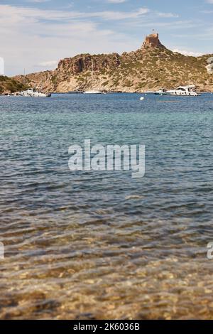 Türkisfarbenes Wasser in der Küstenlandschaft der Insel Cabrera. Balearen. Spanien Stockfoto