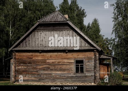 Verlassene Holzhaus im Dorf. Alte rustikale Architektur. Stockfoto