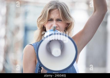 Protest, wütend und Frau im Gespräch mit Megaphon bei einem Aufstand in der Stadt Iran. Gesicht Porträt von jungen Mädchen machen Lärm mit einer Ankündigung auf Stockfoto