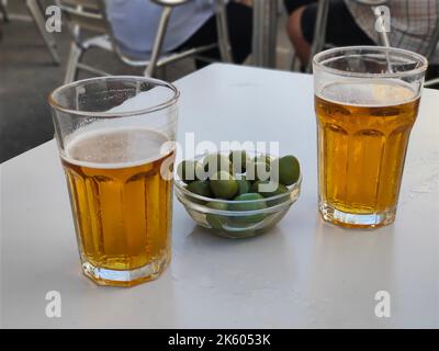 Bier und Oliven in Madrid (Tapas) Stockfoto