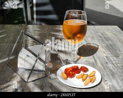 Bier und Chorizo in einer Bar in Madrid Stockfoto