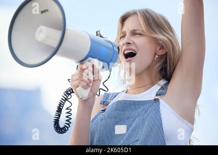 Protestführerin, Megaphon in der Hand und Sprechunterstützung für Menschenrechte, Freiheit und die Beendigung von Rassismus. Wütend weiblich, Führung und Kommunikation für Stockfoto