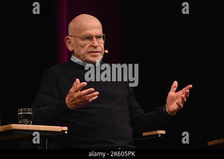 Köln, Deutschland. 09. Oktober 2022. Journalist und Autor Günter Wallraff auf der Bühne des lit Cologne special, dem internationalen literaturfestival Credit: Horst Galuschka/dpa/Horst Galuschka dpa/Alamy Live News Stockfoto