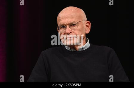 Köln, Deutschland. 09. Oktober 2022. Journalist und Autor Günter Wallraff auf der Bühne des lit Cologne special, dem internationalen literaturfestival Credit: Horst Galuschka/dpa/Horst Galuschka dpa/Alamy Live News Stockfoto