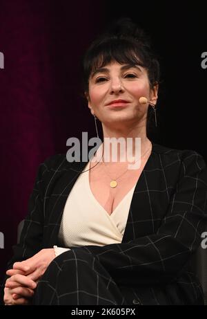 Köln, Deutschland. 09. Oktober 2022. Journalist Mely Kiyak auf der Bühne des lit Cologne special, dem internationalen literaturfestival Credit: Horst Galuschka/dpa/Horst Galuschka dpa/Alamy Live News Stockfoto