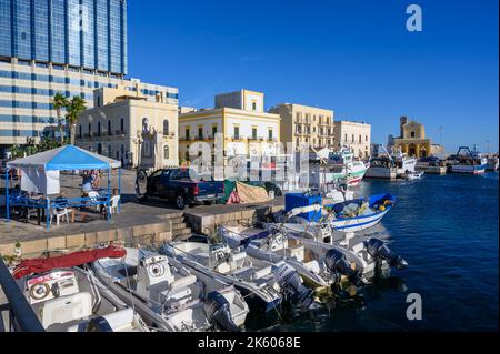 Neustadt Gallipoli und Hafen von der Brücke Papa Giovanni Paolo II aus gesehen. Apulien (Apulien), Italien. Stockfoto