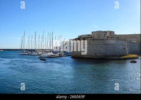 Freizeitboothafen und Festung Il Rivellino von der Brücke Papa Giovanni Paolo II aus gesehen. Gallipoli, Apulien (Apulien), Italien. Stockfoto