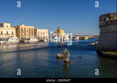 Neustadt Gallipoli, Hafen und Festung Il Rivellino von der Brücke Papa Giovanni Paolo II aus gesehen. Apulien (Apulien), Italien. Stockfoto