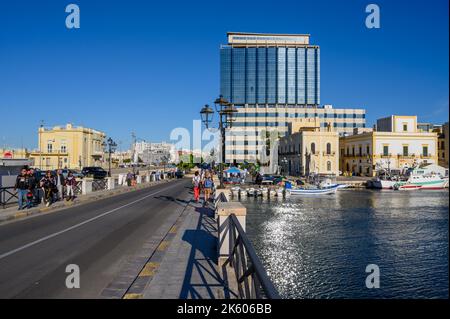 Neustadt Gallipoli und Hafen von der Brücke Papa Giovanni Paolo II aus gesehen. Apulien (Apulien), Italien. Stockfoto