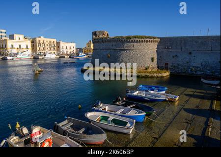 Neustadt Gallipoli, Hafen und Festung Il Rivellino von der Brücke Papa Giovanni Paolo II aus gesehen. Apulien (Apulien), Italien. Stockfoto