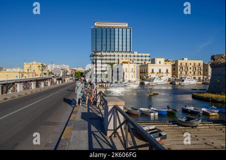 Neustadt Gallipoli und Hafen von der Brücke Papa Giovanni Paolo II aus gesehen. Apulien (Apulien), Italien. Stockfoto