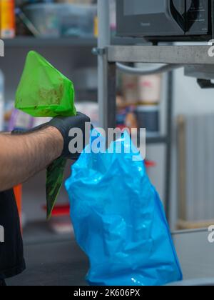 Vorbereitung einer Geburtstagstorte Füllung von Paspelsack Stockfoto