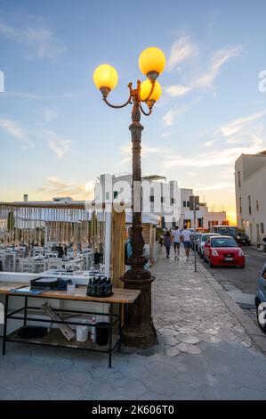 Blick auf die Riviera Armando Diaz vorbei am Ritro Restaurant am frühen Abend in der Altstadt von Gallipoli, Apulien (Apulien), Italien. Stockfoto