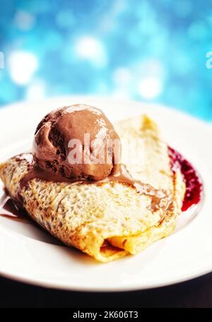 Waldfrüchte Crepe serviert mit einer Kugel Schokoladeneis, selektiver Fokus Stockfoto