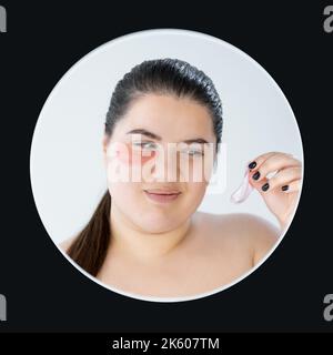 Gesichtsbehandlung skeptische Frau plus Größe Schönheit Stockfoto