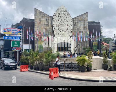 Kuta, Indonesien. 10. Oktober 2022. Das Denkmal für die Opfer der Angriffe von Bali am 12. Oktober 2002. Die meisten der Opfer starben rund um den Sari Club. Auf einer Tafel sind die Namen der 202 Todesopfer aufgeführt. Das Denkmal steht in unmittelbarer Nähe des Angriffsortes. (To dpa „vor dem 20.. Jahrestag des Terroranschlags auf Bali, bei dem mehr als 200 Menschen getötet wurden“) Quelle: Carola Frentzen/dpa/Alamy Live News Stockfoto