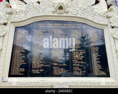 Kuta, Indonesien. 10. Oktober 2022. Die Gedenktafel mit den Namen der 202 Opfer der Anschläge von Bali vom 12. Oktober 2002. Die meisten der Opfer starben rund um den Sari Club. Das Denkmal steht in unmittelbarer Nähe des Angriffsortes. Quelle: Carola Frentzen/dpa/Alamy Live News Stockfoto