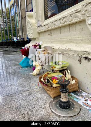 Kuta, Indonesien. 10. Oktober 2022. Blumensträuße und Opfergaben stehen an der Gedenkstätte für die Opfer der Angriffe von Bali am 12. Oktober 2002. Das Denkmal steht in unmittelbarer Nähe des Angriffsortes. Quelle: Carola Frentzen/dpa/Alamy Live News Stockfoto