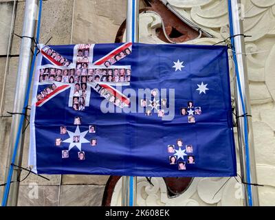 Kuta, Indonesien. 10. Oktober 2022. Eine australische Flagge mit Fotos der australischen Opfer hängt an der Gedenkstätte für die Opfer der Angriffe von Bali am 12. Oktober 2002. Bei der Bombardierung wurden 88 Australier getötet. Kein anderes Land hatte so viele Todesfälle. (To dpa 'vor dem 20.. Jahrestag des Terroranschlags auf Bali, bei dem mehr als 200 getötet wurden') Quelle: Carola Frentzen/dpa/Alamy Live News Stockfoto