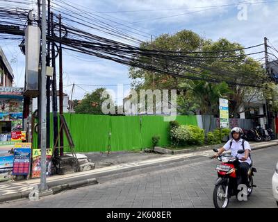 Kuta, Indonesien. 10. Oktober 2022. Hinter der grünen Barriere liegt der Platz, an dem einst der Sari Club stand. Überlebende und Überlebende kämpfen seit Jahren um den Aufbau eines Friedensparks. Aber das Land bleibt in privaten Händen. (To dpa „vor dem 20.. Jahrestag des Terroranschlags auf Bali, bei dem mehr als 200 Menschen getötet wurden“) Quelle: Carola Frentzen/dpa/Alamy Live News Stockfoto