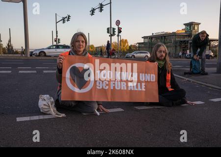 Berlin, Deutschland. 11. Oktober 2022. Klimaaktivisten der Gruppe Last Generation blockierten am 11. Oktober 2022 in Berlin den Verkehr. Mehrere Abfahrten der Berliner Autobahn A100 waren betroffen. Dies verursachte viele Staus. Zahlreiche Menschen waren darüber sehr verärgert. Ein Mann goss eine Flüssigkeit über die Klimaaktivisten. (Foto: Michael Kuenne/PRESSCOV/Sipa USA) Quelle: SIPA USA/Alamy Live News Stockfoto