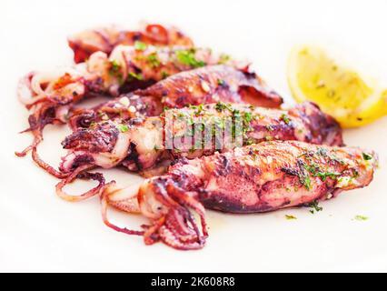 Frischer adriatischer Tintenfisch in Buzara-Sauce (flacher dof) Stockfoto