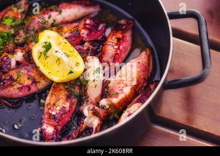 Frischer adriatischer Tintenfisch in Buzara-Sauce (flacher dof) Stockfoto