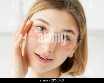 Unter Augenpflege Gesichtshaut Frau Hautflecken Stockfoto