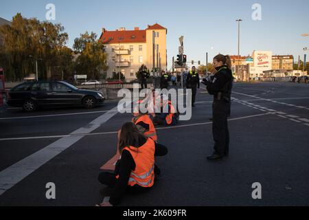 Berlin, Deutschland. 11. Oktober 2022. Klimaaktivisten der Gruppe Last Generation blockierten am 11. Oktober 2022 in Berlin den Verkehr. Mehrere Abfahrten der Berliner Autobahn A100 waren betroffen. Dies verursachte viele Staus. Zahlreiche Menschen waren darüber sehr verärgert. Ein Mann goss eine Flüssigkeit über die Klimaaktivisten (Foto: © Michael Kuenne/PRESSCOV via ZUMA Press Wire) Stockfoto