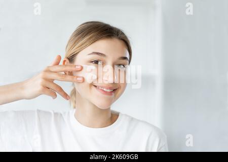 Home Hautpflege feuchtigkeitsspendende Kosmetik Frau Creme Stockfoto
