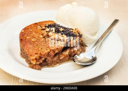 Griechisches Dessert mit Pekannüsse und Honig, serviert mit Vanilleeis (flacher dof) Stockfoto