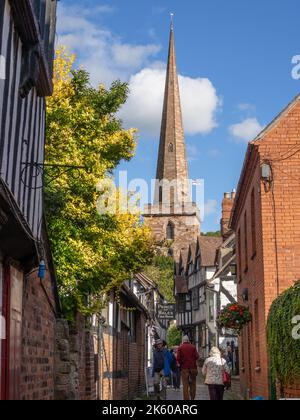 Straßenszene, in der historischen Church Lane, Ledbury, Herefordshire, Großbritannien; Kopfsteinpflaster und Fachwerkgebäude Stockfoto