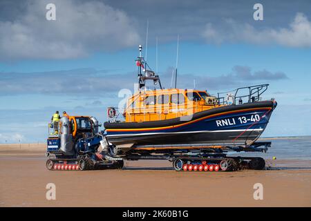 Das RNLI-Rettungsboot, das in Wells neben der See, North Norfolk, Großbritannien, stationiert ist, wird ins Meer geschleppt Stockfoto