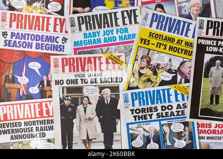 Sammlung von Titelseiten des Magazins Private Eye News und current Affairs mit 2021 britischen Schlagzeilen über die Pandemie von Covid-19 und die Konservative Partei Stockfoto