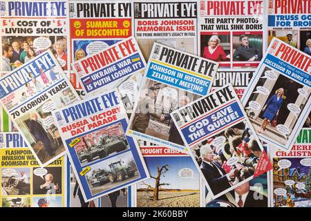 Sammlung von Titelseiten des Magazins Private Eye News und current Affairs mit 2022 Schlagzeilen über die britische Regierung, den Tod von Queen und den Ukraine-Krieg Stockfoto