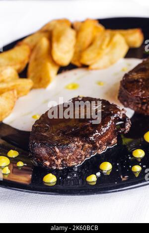 Traditionelles Naxisches trocken gereiftes Heifferfleisch auf dem Grill serviert Mit Kartoffeln (selektiver Fokus) Stockfoto