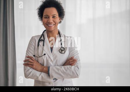Bild eines weiblichen Lockenhaarkopfes der Operation, der in ihrem Krankenhaus eine gute Arbeit geleistet hat. Stockfoto