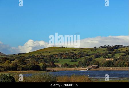 Foulridge unteren Stausee sieht wunderbar in der Herbstsonne an einem hellen Oktober Morgen, obwohl das Wasser nach einem trockenen Sommer nach unten Ebenen. Stockfoto